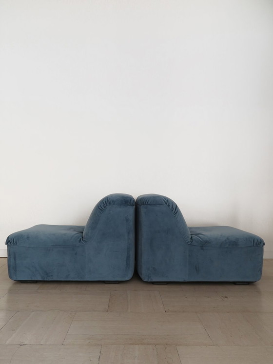 Fauteuils en velours bleu, Italie, années 70, lot de 3 – Plastique (photo 6 of 12)