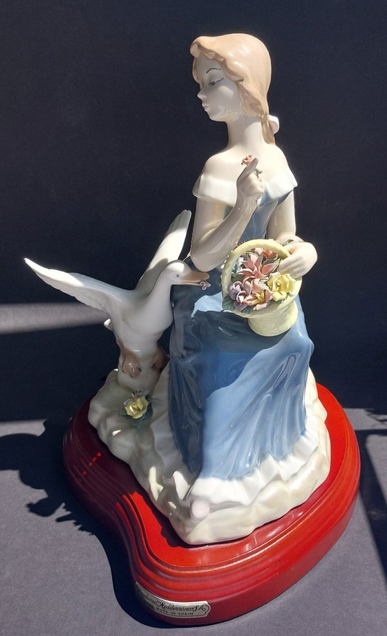 Image 1 of Large porcelain figurine: Lady with a goose and basket of flowers