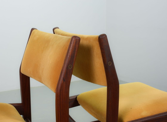 Image 1 of 2 Dutch Vintage Design Teakhouten Eetkamerstoelen met Honinggele Corduroy Stoffering, Nederland, 1960