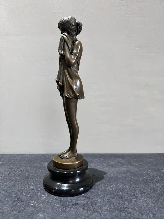 Image 1 of Scultura in bronzo di una donna in piedi su base di marmo