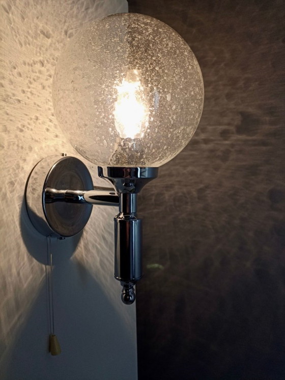 Image 1 of Set di due lampade da parete degli anni Settanta in cromo e paralumi in vetro di Murano "Pulegoso".