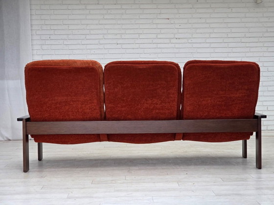 Image 1 of Dänisches 3-Sitzer-Sofa aus den 1970er Jahren, orange/roter Möbelvelours, Eichenholz.