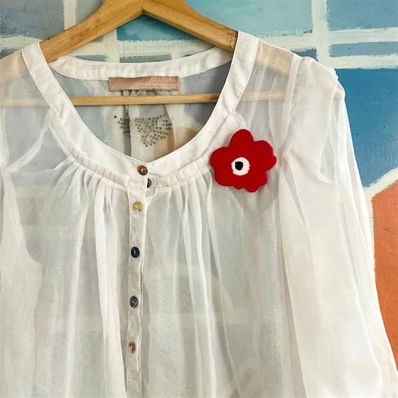 Image 1 of Broche coquelicot rouge en bois faite à la main, style Marimeko