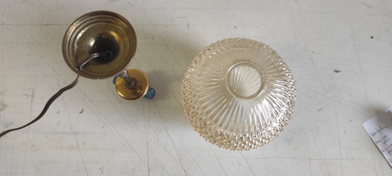 Image 1 of Tafellamp van verguld messing en amberkleurig glas - midden 20e eeuw
