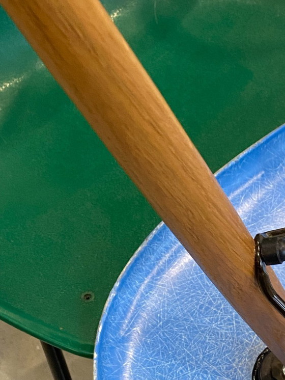 Image 1 of Sedia DSW, fibra blu turchese, Dowel oak, rovere chiaro, Eames Herman Miller, vintage anni '50