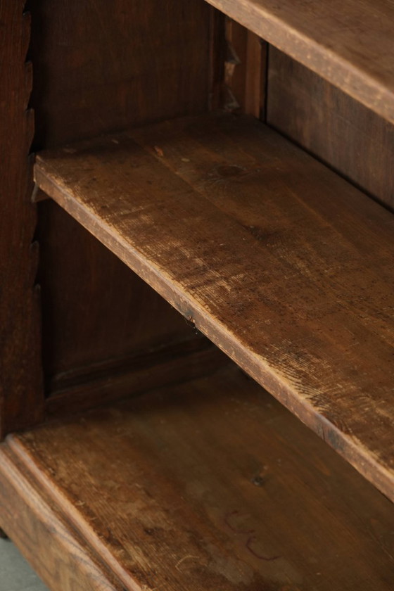 Image 1 of Práctica librería antigua holandesa de roble de principios del siglo XX con un aspecto auténtico.