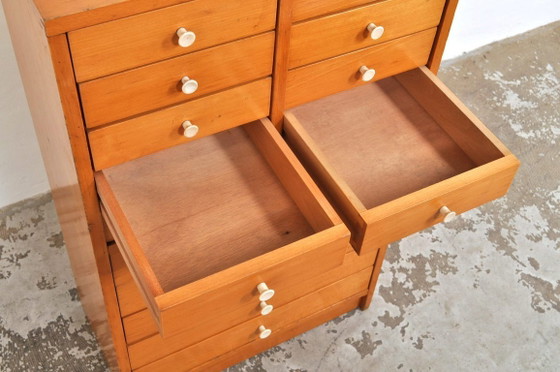 Image 1 of Armario escolar antiguo de madera de haya de la década de 1950.