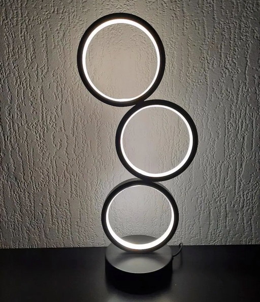 Lampe de table au design moderne avec différents niveaux de lumière et fonction de gradation