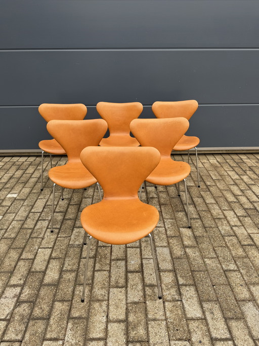 Sillas Mariposa Serie 7 de Fritz Hansen en piel color coñac.