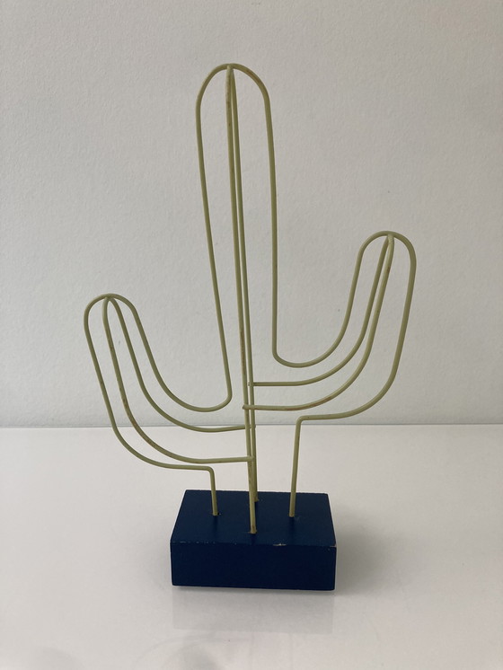 Image 1 of Escultura moderna de alambre de cactus