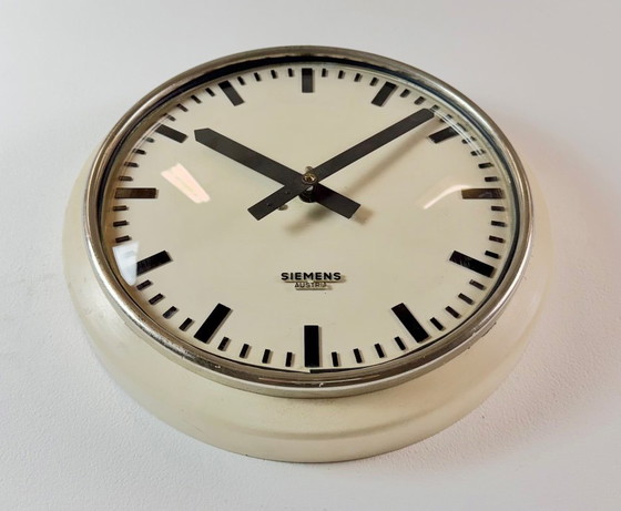 Orologio da parete industriale beige di fabbrica Siemens Austria, anni '60 – Vetro, Ferro (photo 7 of 17)