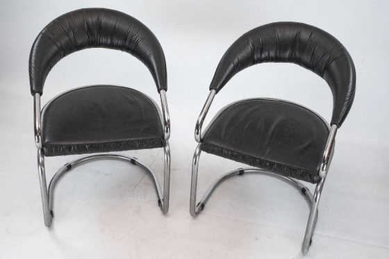 Image 1 of Een paar stoelen van chroom en kunstleer van Giotto Stoppino. Italië, jaren 70.
