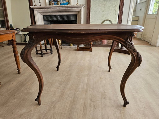 Table ancienne avec pieds élégants