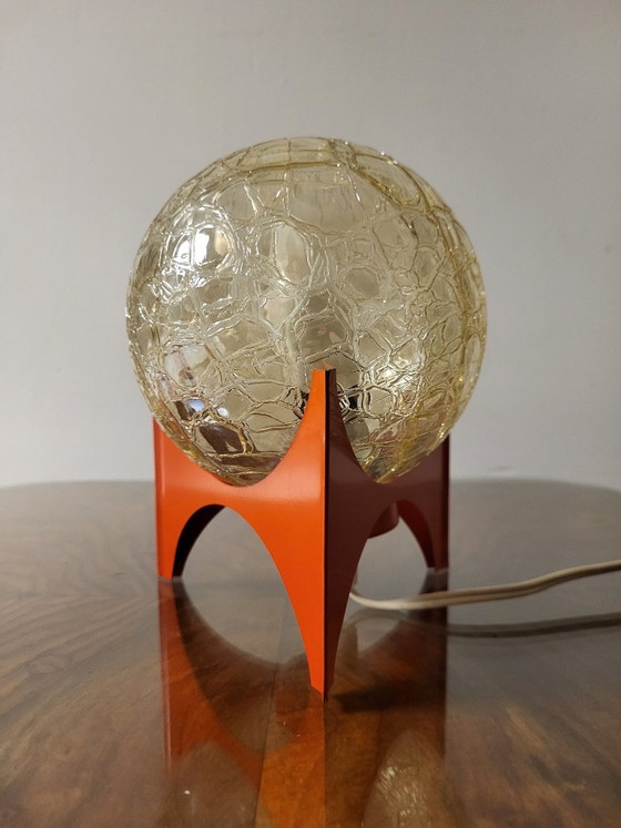 Lampada da tavolo con base arancione e paralume a globo in vetro, Lampade da tavolo, Metallo (foto 3 di 8)