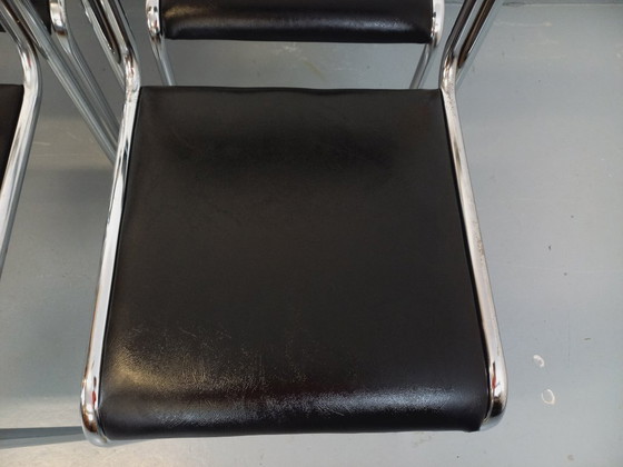 Image 1 of Suite de 6 chaises italiennes empilables vintage en métal chromé et skai noir des années 70 80