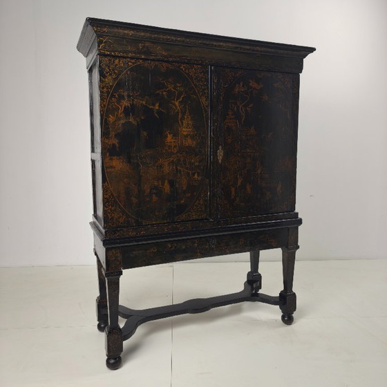 Image 1 of Ein seltener niederländischer Chinoiserie-Schrank aus dem frühen 18. Jahrhundert, lackiert, um 1700.