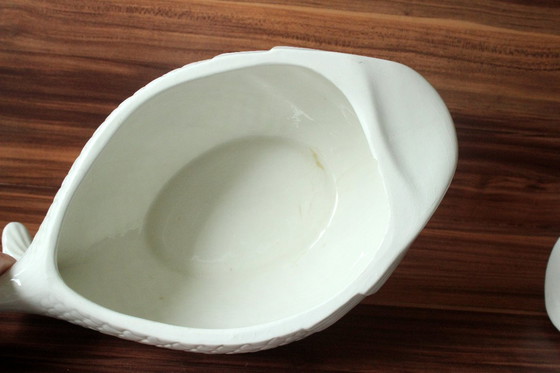 Image 1 of Sopera grande de cerámica blanca en forma de pez con tapa