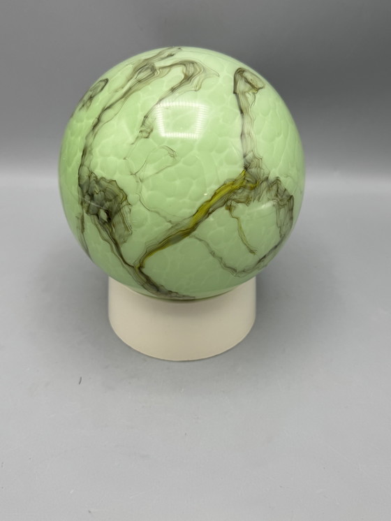 Image 1 of Lampada da soffitto vintage verde opalino con effetto marmo: un'attrazione retrò suggestiva