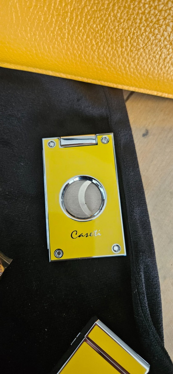 Image 1 of Handgefertigter Aschenbecher aus Eichenholz mit Epoxidharz – Individueller Zigarrenaschenbecher – Geschenkidee für die Ferrari-M