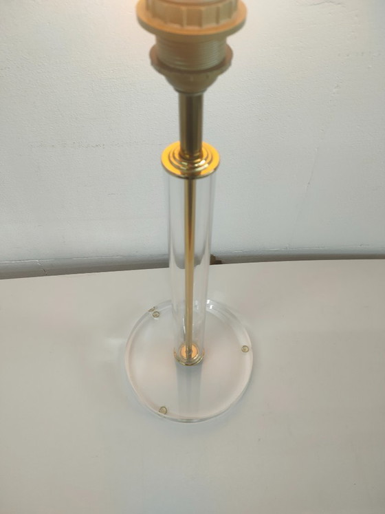 Image 1 of Lámpara de mesa de plexiglás estilo Hollywood Regency con pantalla gris.