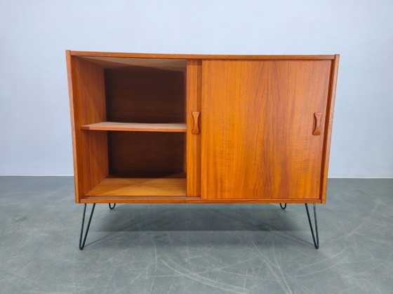 Image 1 of Dänischer Teak-Schrank aus der Mitte des 20. Jahrhunderts (1960er Jahre), Schiebetüren, Haarnadelform