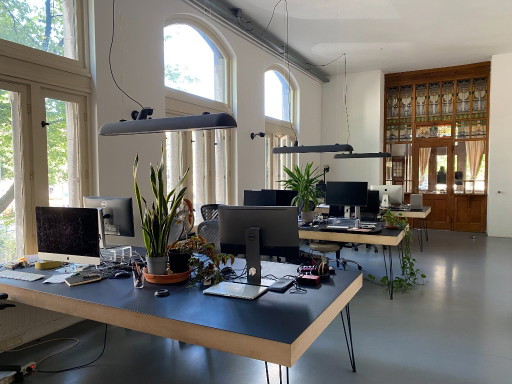 7x maßgefertigte 4-Sitzer-Schreibtische aus Holz und schwarzem Linoleum – bureau, Metal, Wood
