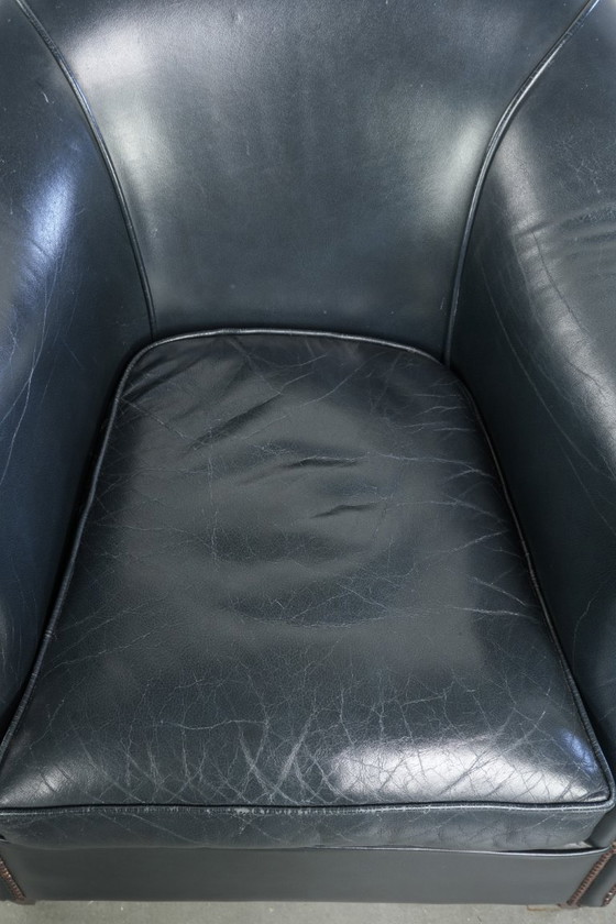 Image 1 of Bellissima e confortevole poltrona club in pelle bovina blu scuro dal design unico e senza tempo.