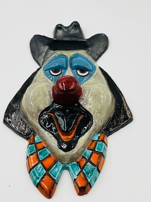 Große, an der Wand befestigte Clownmaske aus glasierter Terrakotta