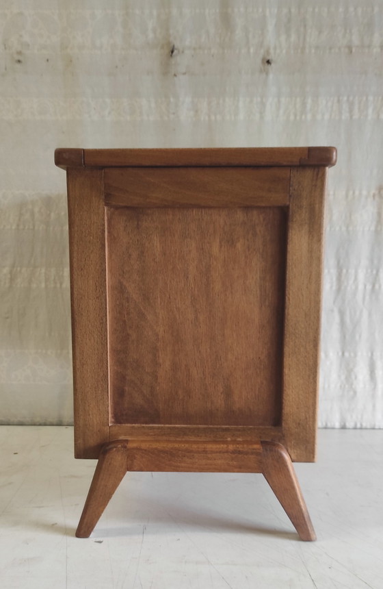 Image 1 of Mesita auxiliar modernista de madera maciza - década de 1950
