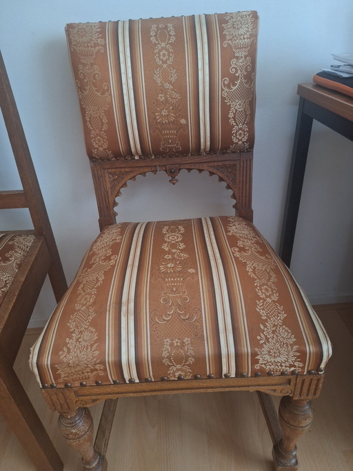 2 antike braune Eichenstühle, 1 mit Holzschnitzerei – eetkamerstoelen, Textile, Wood (photo 2 of 6)