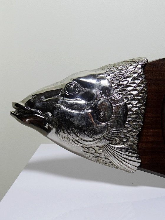 Image 1 of Grand plateau de service à saumon bois et métal argenté vintage années 60