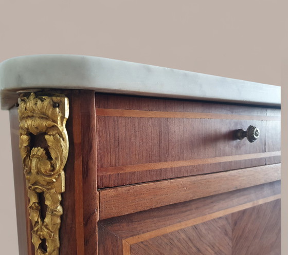 Image 1 of Bijzettafel in Louis XVI-stijl met marqueterie - Marmeren blad en verguld bronzen decoraties