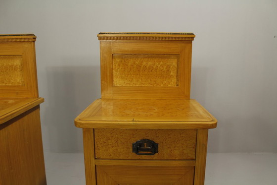 Image 1 of Mesitas de noche de arte popular bohemio, década de 1920, juego de 2