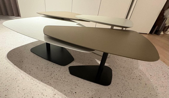 Image 1 of tables d'appoint au design élégant