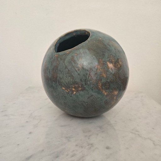 Vaso sferico in ceramica organica realizzato in studio.