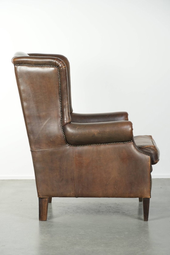Image 1 of Grote karaktervolle schapenleren oorfauteuil met mooie warme kleuren en een prachtig patina in Engelse stijl