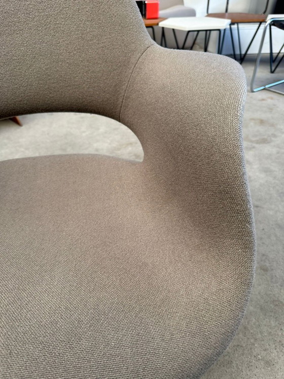 Vitra Organic Armchair (low model), Charles Eames and Eero Saarinen – Textile, Wood (photo 4 of 6)