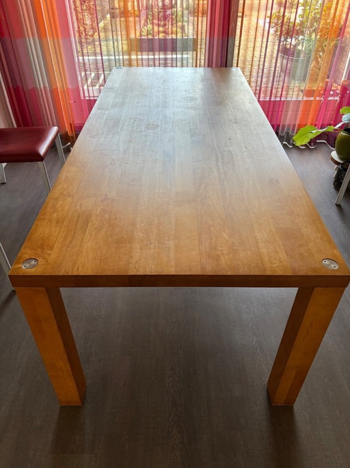 Mesa de comedor Tecno, de arce macizo aceitado.