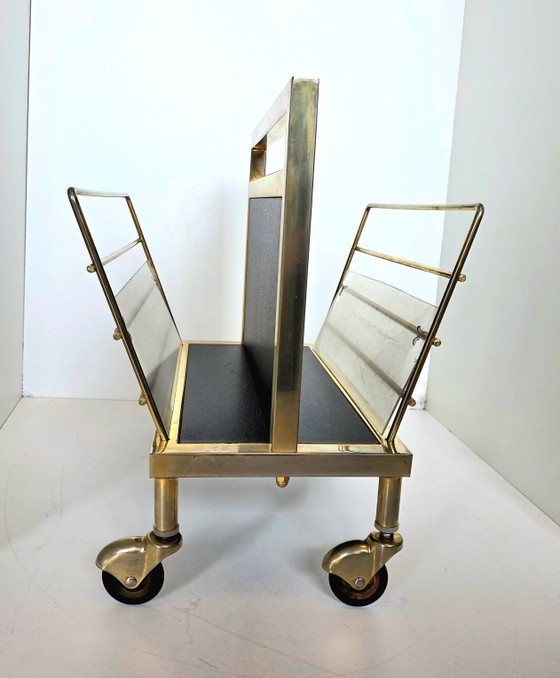 Présentoir à magazines vintage Hollywood Regency en laiton sur roulettes – Porte-revues, Brass, Plexiglass (photo 7 of 15)