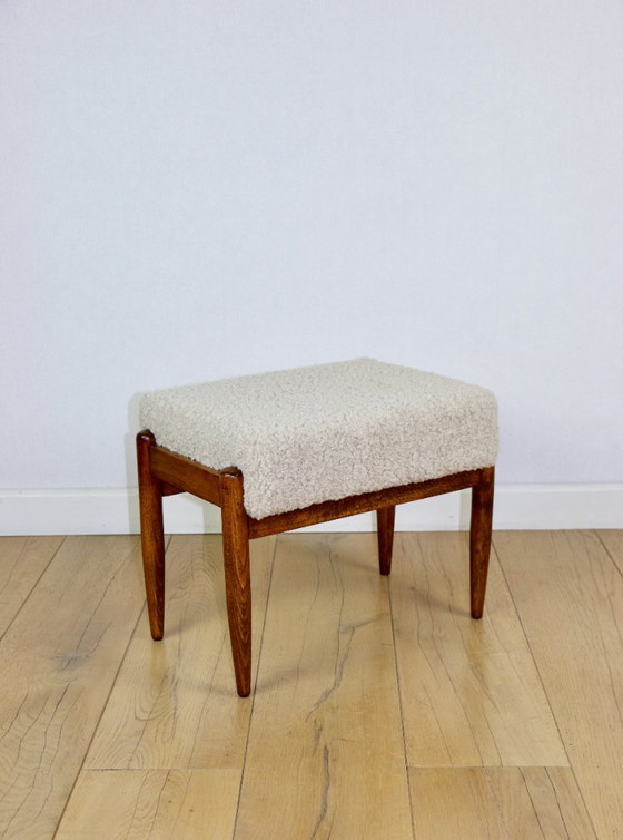 Image 1 of Edmund Homa Hocker, Sitzfläche aus cremefarbenem, elfenbeinfarbenem Bouclé-Leder, langer Lammfellflor. Ähnliche Modelle.