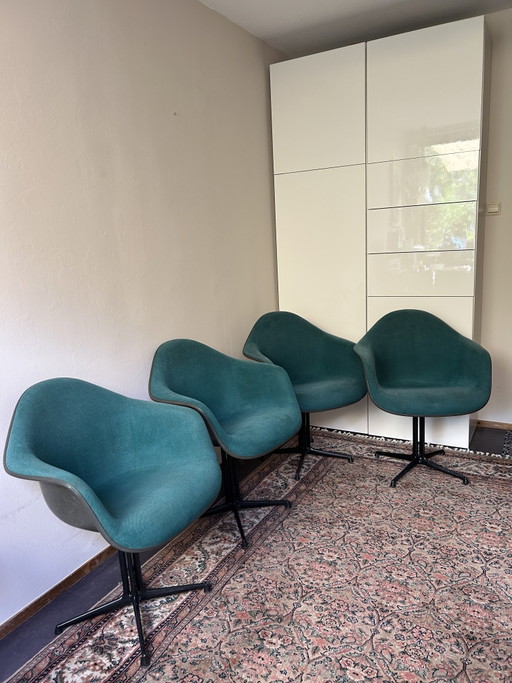 4 Originele Charles & Ray Eames Fiberglass fauteuils van Herman Miller (+/- 1970) – kuipstoelen