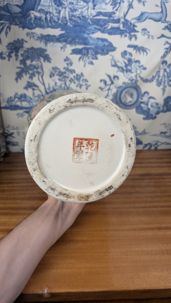 Image 1 of Vaso in porcellana cinese di Canton con decorazione a palazzo e floreale firmato Nian Qian Zhilong metà del XX secolo