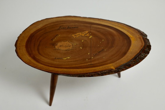 Tavolino Mid-Century Live-Edge in Monkey Pod con mappa delle Isole Fiji, c. anni '60 – Tavolini, Wood (photo 15 of 17)