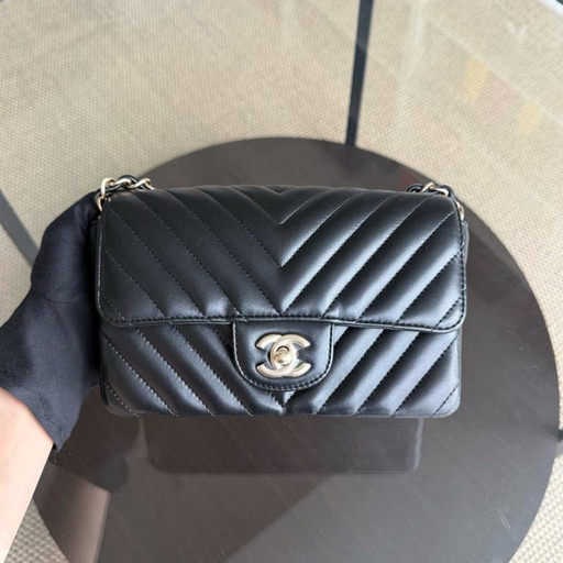 Chanel Classic Flap Mini - Chevron Lamsleer Zwart Goudkleurige Hardware Serie 26