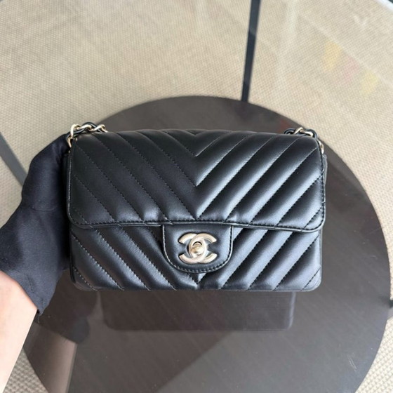Image 1 of Chanel Classic Flap Mini - Chevron Lamsleer Zwart Goudkleurige Hardware Serie 26