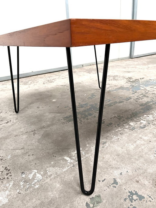 Tavolino da caffè in teak con gambe a forcina