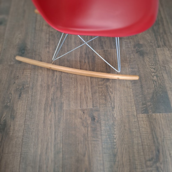 Image 1 of Le fauteuil à bascule Eames en plastique