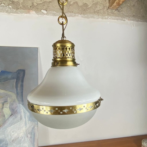 Lampadario a sospensione opalino del 1920 con catena in ottone dorato. – kroonluchters, Glass