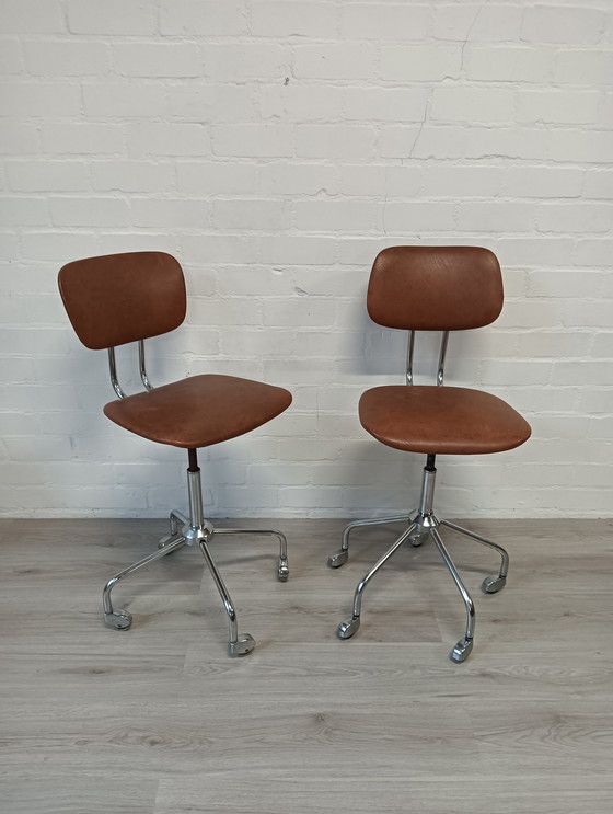 Image 1 of Jaren 50 bureau stoelen, in hoogte verstelbaar 