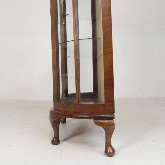 Image 1 of Engelse Art Deco vitrinekast op sierlijke poten, jaren 30